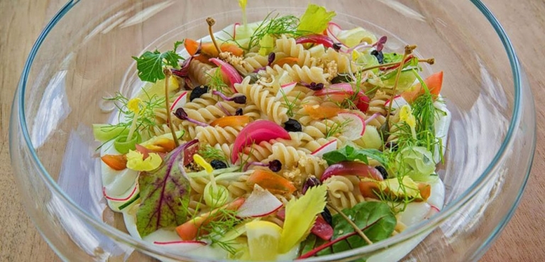 Frischer Sommersalat aus Reisnudeln