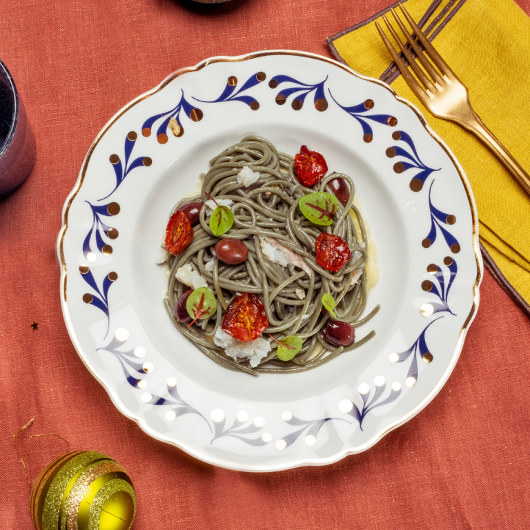 Spirulina Spaghetti mit Kabeljau, Taggiasca- Oliven und Kirschtomaten