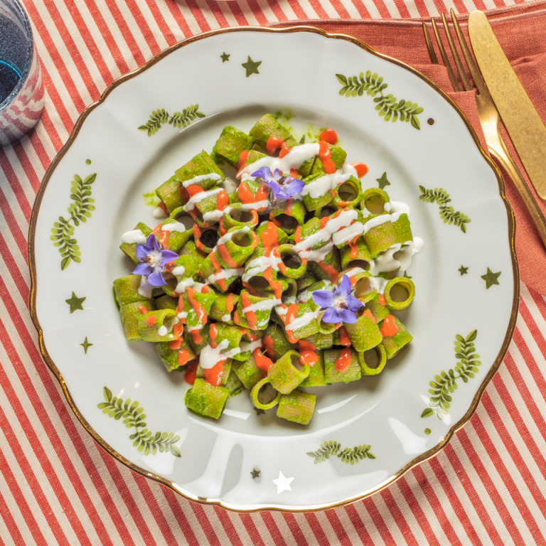 Hafer Mezzi Rigatoni mit Borretsch, Pfeffer und Stracciatella