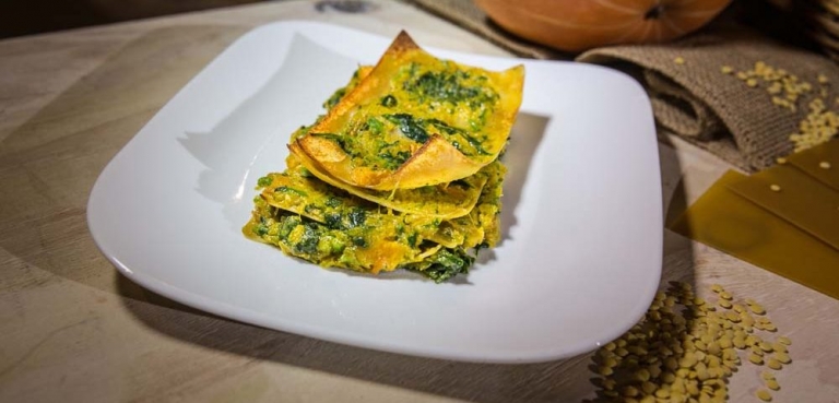 Gelbe-Linsen-Lasagne mit Kürbis und Stängelkohl