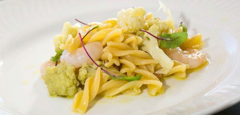 Mais-Reis-Fusilli mit Blumenkohl und Garnelen