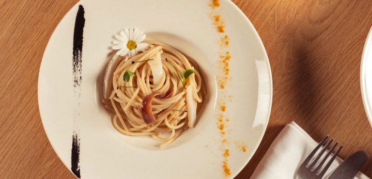 Vollkornreis-Spaghetti mit Tintenfisch, Sardellen und Kurkuma