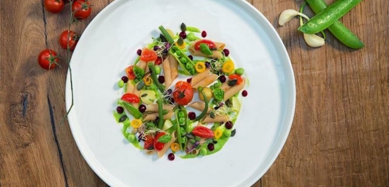 Vollkornreis-Penne im herbstlichen Gemüsebeet